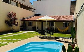 Casa de Praia com Piscina, quintal, lazer e churrasco, 3 quartos com ar condicionado, sendo 2 suites para sua familia!